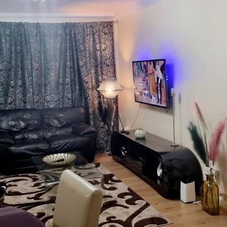 2 Bedroom Apartment - Greater London Дагенем Экстерьер фото