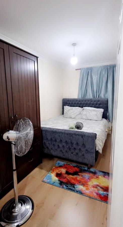 2 Bedroom Apartment - Greater London Дагенем Экстерьер фото