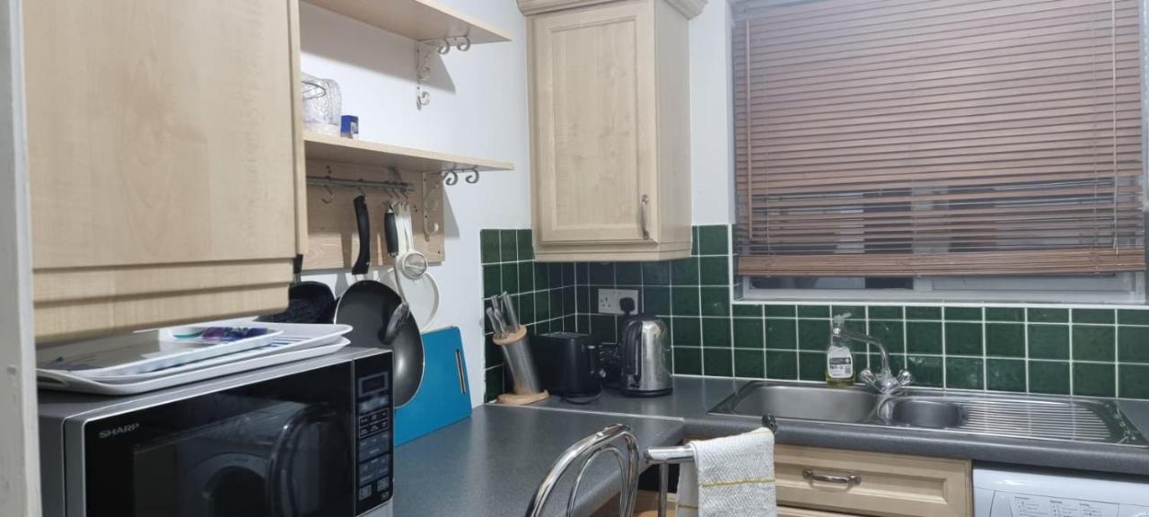 2 Bedroom Apartment - Greater London Дагенем Экстерьер фото