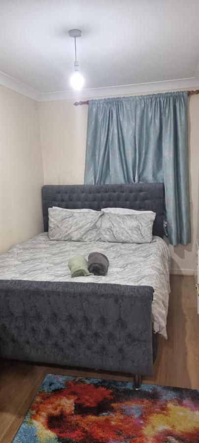 2 Bedroom Apartment - Greater London Дагенем Экстерьер фото